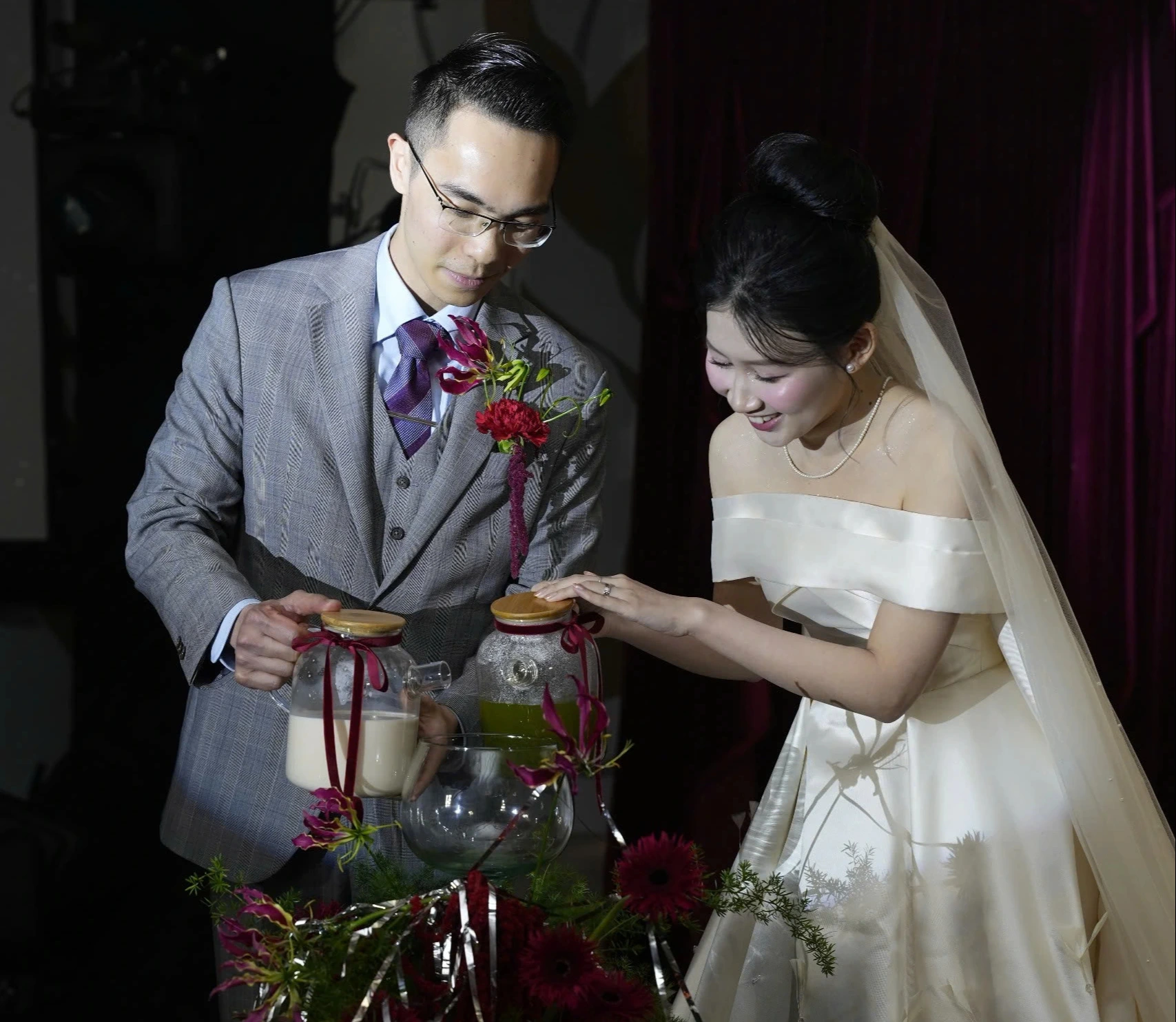 Des Pays-Bas au Vietnam, le couple a bu du thé vert à la place du vin le jour de leur mariage.