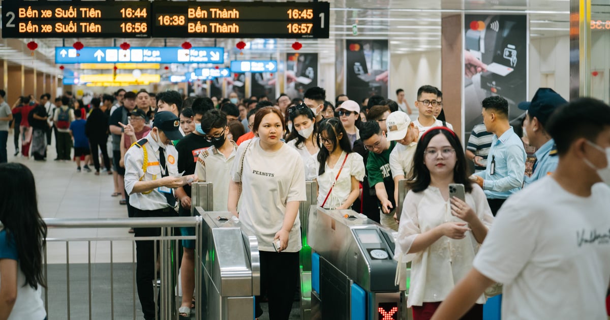 Metro nườm nượp người đi chơi Đường hoa Nguyễn Huệ