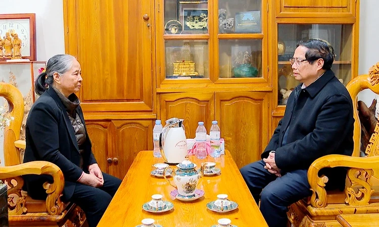 Prime Minister Pham Minh Chinh offers incense to commemorate General Secretary Nguyen Phu Trong