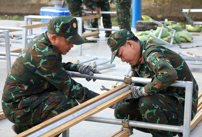 Cận cảnh trận địa pháo hoa trên sà lan trước giờ khai hỏa ảnh 7