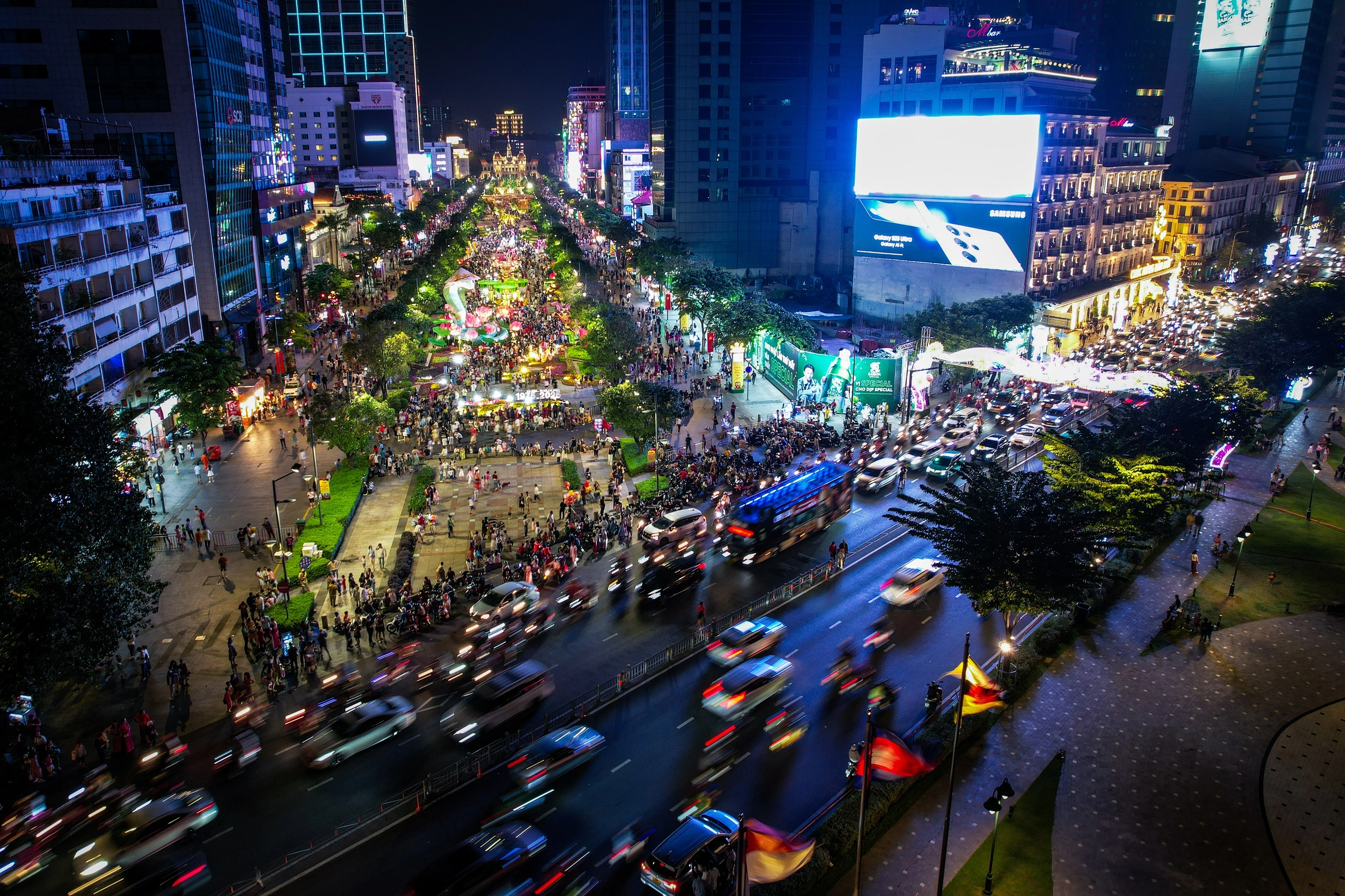 ホーチミン市では、2025年の新年を迎えるためにグエンフエ花街に人々が集まっている。