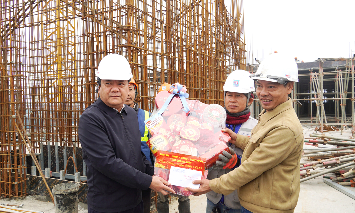 The Chairman of the Provincial People's Committee gave gifts and encouraged workers and laborers.