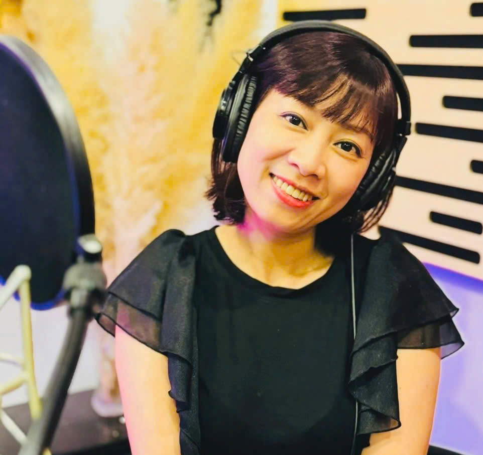 btv thuy thuy  nguoi mang am nhac dan ca tu phong thu den trai tim khan gia hinh 1