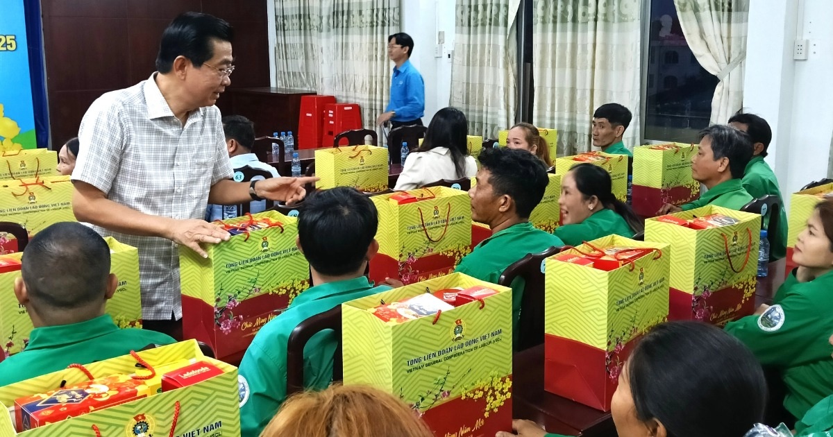 Female worker happy because "have Tet gifts to bring home to mother"