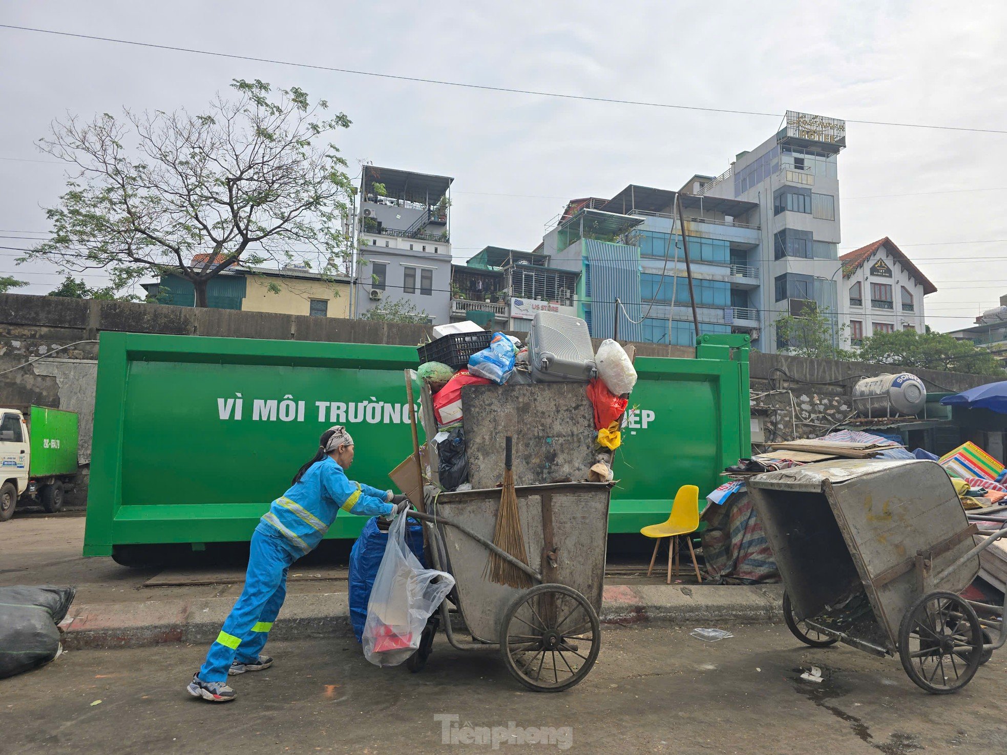 Người dân tổng vệ sinh đón Tết, công nhân môi trường gồng mình dọn rác ảnh 1