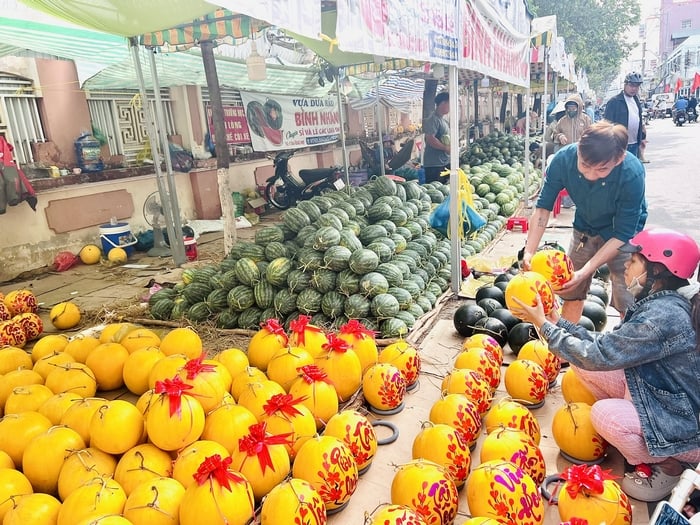 Dưa hấu ngày cuối năm giảm giá mạnh 