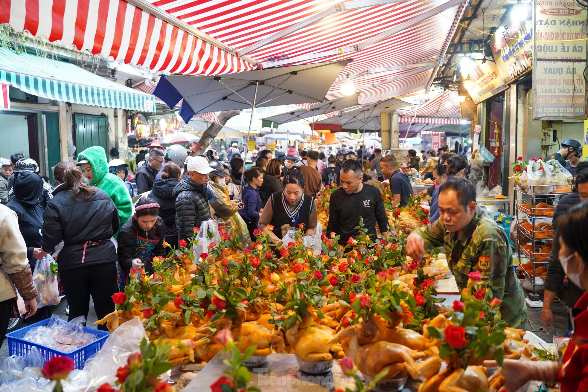 Die Einwohner von Hanoi geben am Morgen des 29. Tet-Festes eine halbe Million Dong aus, um auf dem „Markt der Reichen“ Hühner mit Rosen im Maul zu kaufen. Foto 4