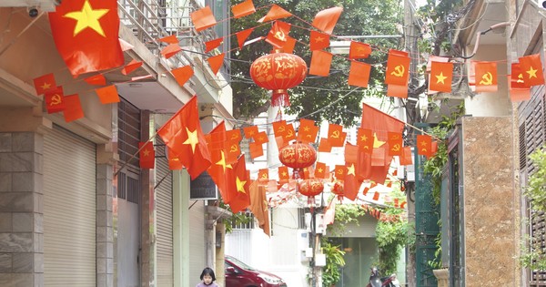 Hanoi streets are red with flags on the 29th of Tet