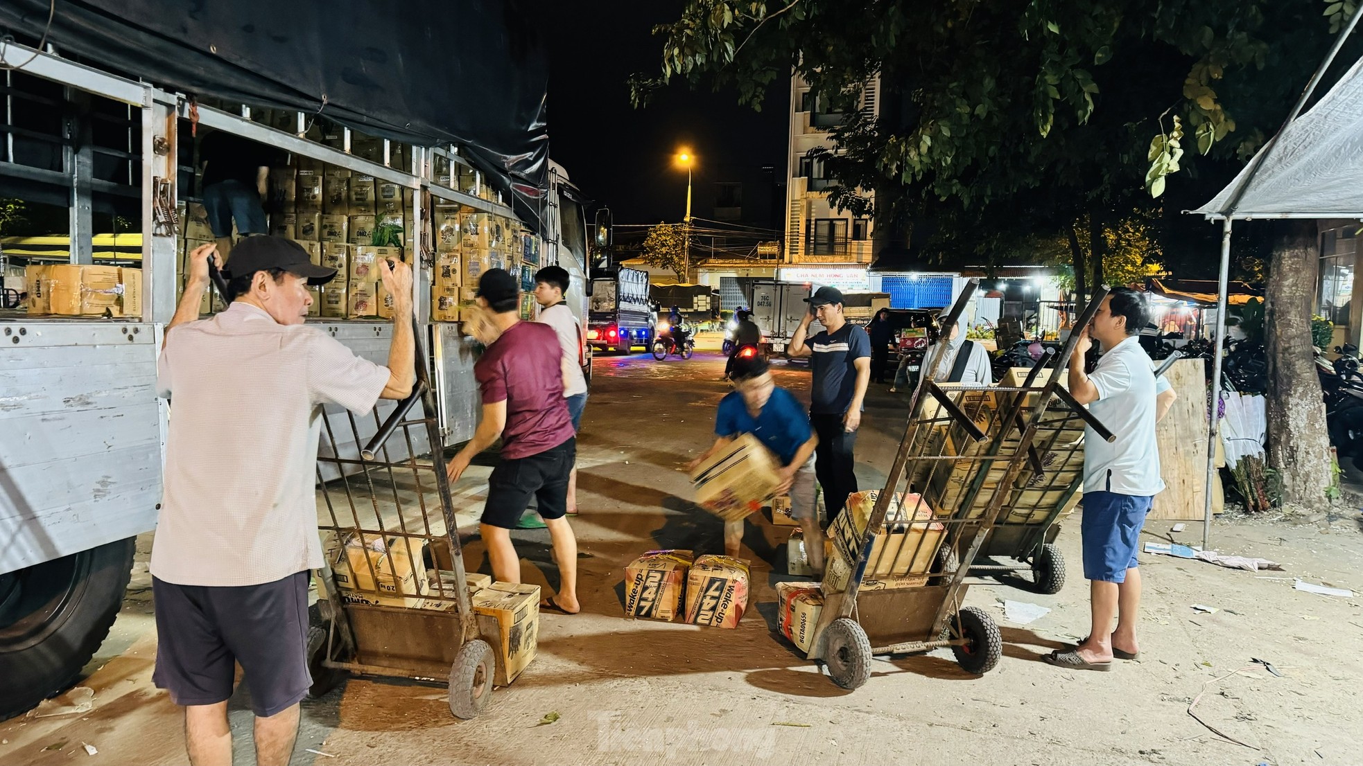 'Cửu vạn' vất vả mưu sinh trong những ngày cuối cùng của năm ảnh 6