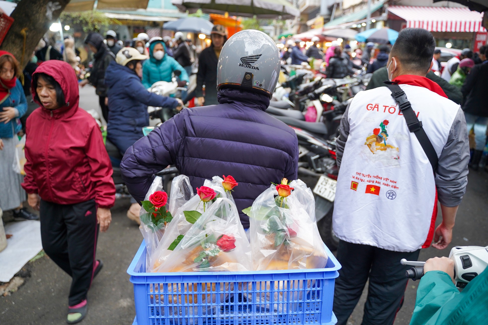 Die Einwohner von Hanoi geben am Morgen des 29. Tet-Festes eine halbe Million Dong aus, um auf dem „Markt der Reichen“ Hühner mit Rosen im Maul zu kaufen. Foto 10