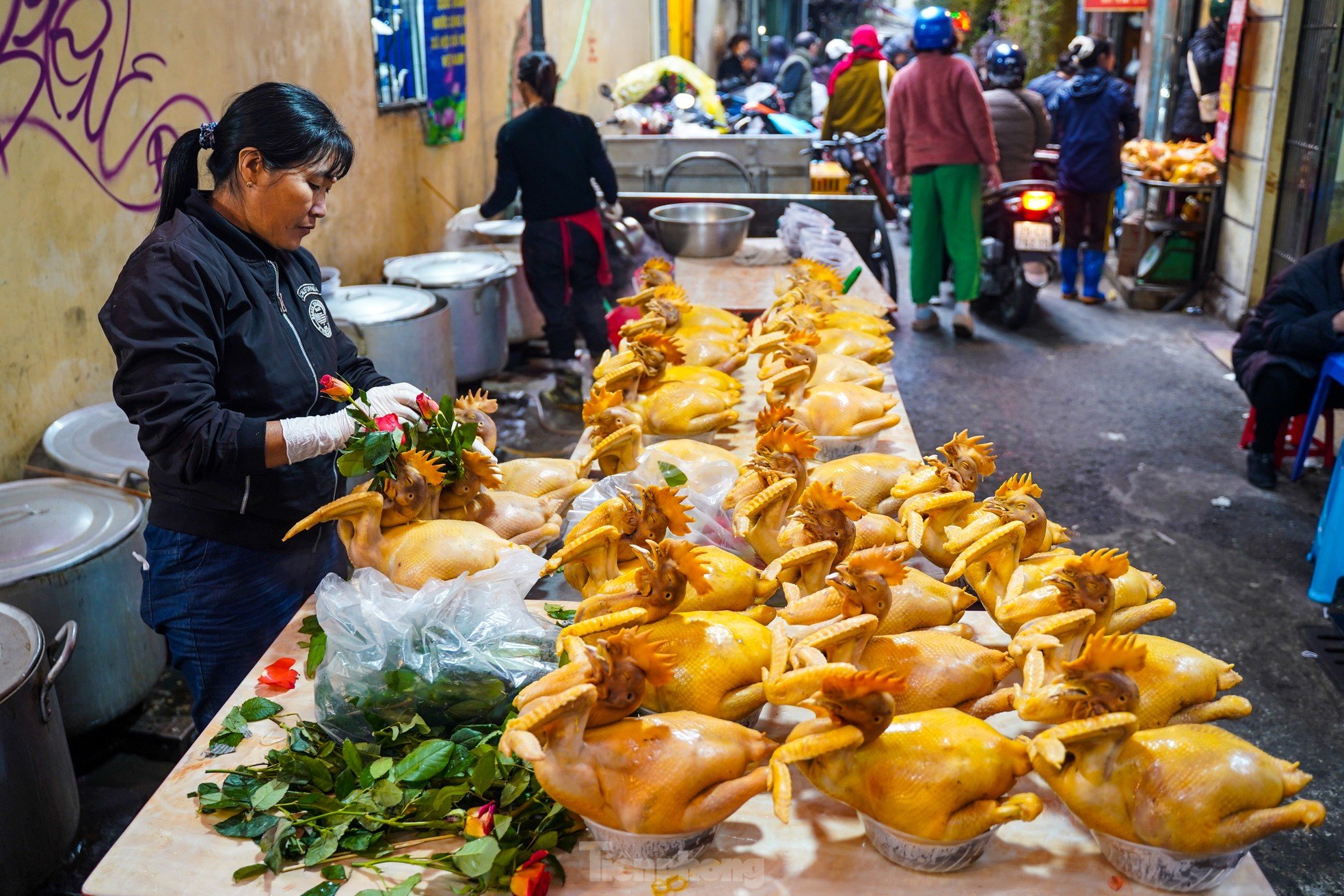 Die Einwohner von Hanoi geben am Morgen des 29. Tet-Festes eine halbe Million Dong aus, um auf dem „Markt der Reichen“ Hühner mit Rosen im Maul zu kaufen. Foto 11