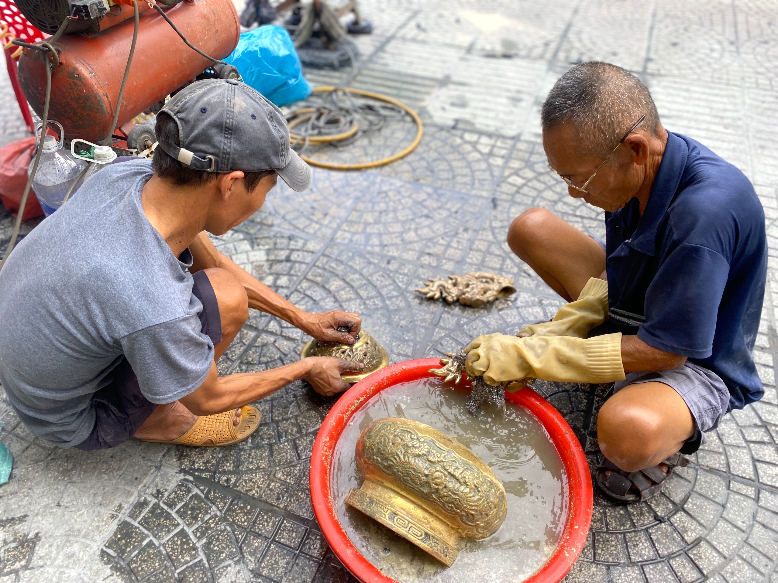 Nghề đánh bóng lư đồng 