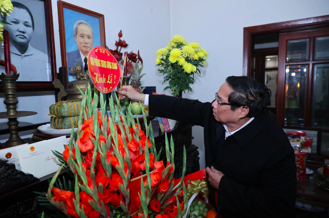 Prime Minister Pham Minh Chinh offers incense to late Prime Minister Pham Van Dong