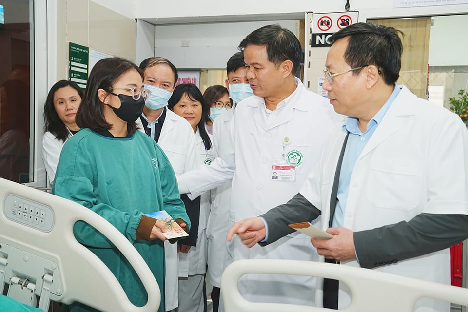 El viceministro de Salud, Le Duc Luan, y el profesor asociado, Dr. Dao Xuan, codirector del Hospital Bach Mai, visitaron y entregaron obsequios a los pacientes con motivo del Año Nuevo Lunar 2025.