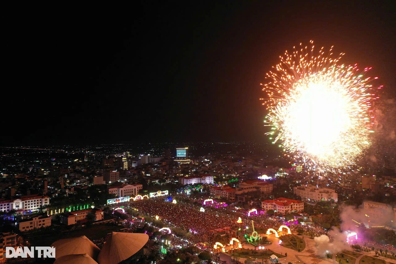 ライブ: 多くの地域で大晦日を祝うために早めに花火が打ち上げられます