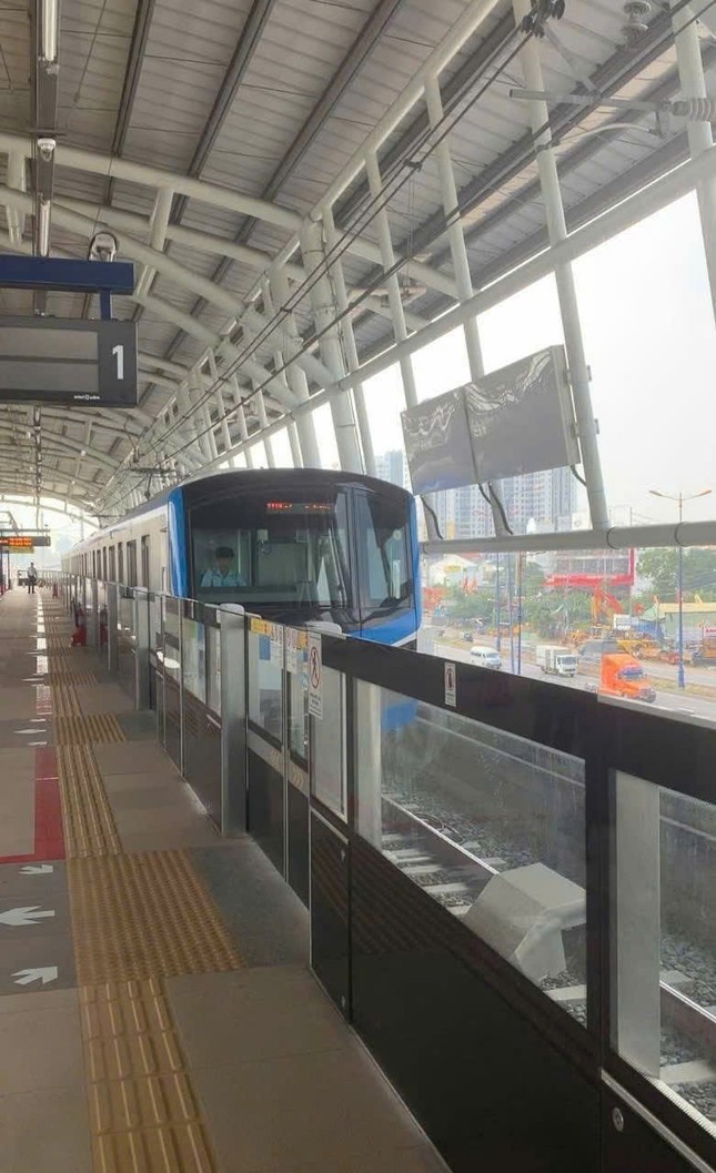 Bố trí xe điện tại ga cuối metro TPHCM phục vụ người dân viếng Nghĩa trang Liệt sĩ ảnh 3