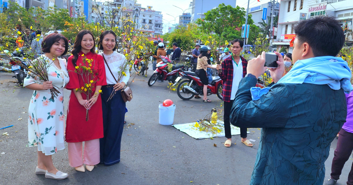 Der gelbe Aprikosenblütenmarkt in An Giang, wo Käufer und Verkäufer gleichermaßen glücklich sind