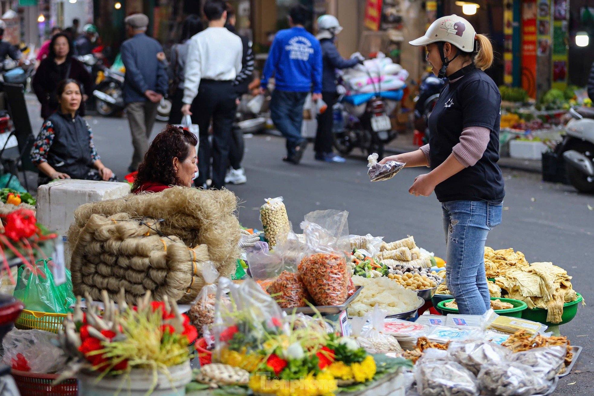 Die Einwohner von Hanoi geben am Morgen des 29. Tet-Festes eine halbe Million Dong aus, um auf dem „Markt der Reichen“ Hühner mit Rosen im Maul zu kaufen. Foto 16