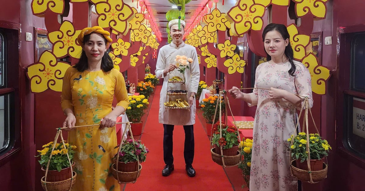 Passengers on the train on New Year's Eve can play folk games and draw pictures with artists.