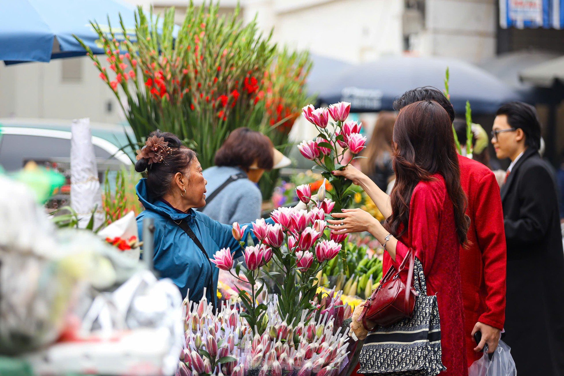 Die Einwohner von Hanoi geben am Morgen des 29. Tet-Festes eine halbe Million Dong aus, um auf dem „Markt der Reichen“ Hühner mit Rosen im Maul zu kaufen. Foto 14