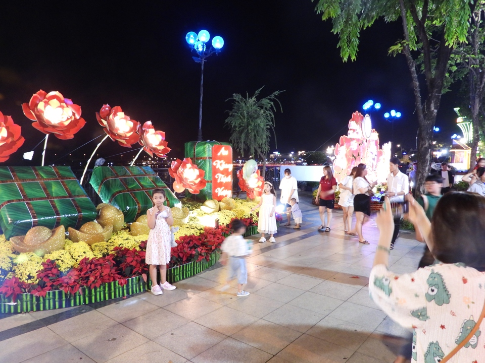 C'est également le lieu où se déroulent de nombreux programmes de divertissement, culturels et artistiques uniques, au service des habitants et des touristes qui viennent à Binh Duong au cours des premiers jours de la nouvelle année.