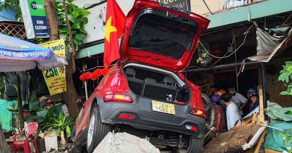 旧正月29日の朝、混雑したコーヒーショップに車が衝突