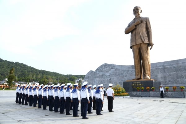 El Comando de la Región Naval 5 ofrece incienso para conmemorar al Presidente Ho Chi Minh con motivo del Año Nuevo Lunar en Ty