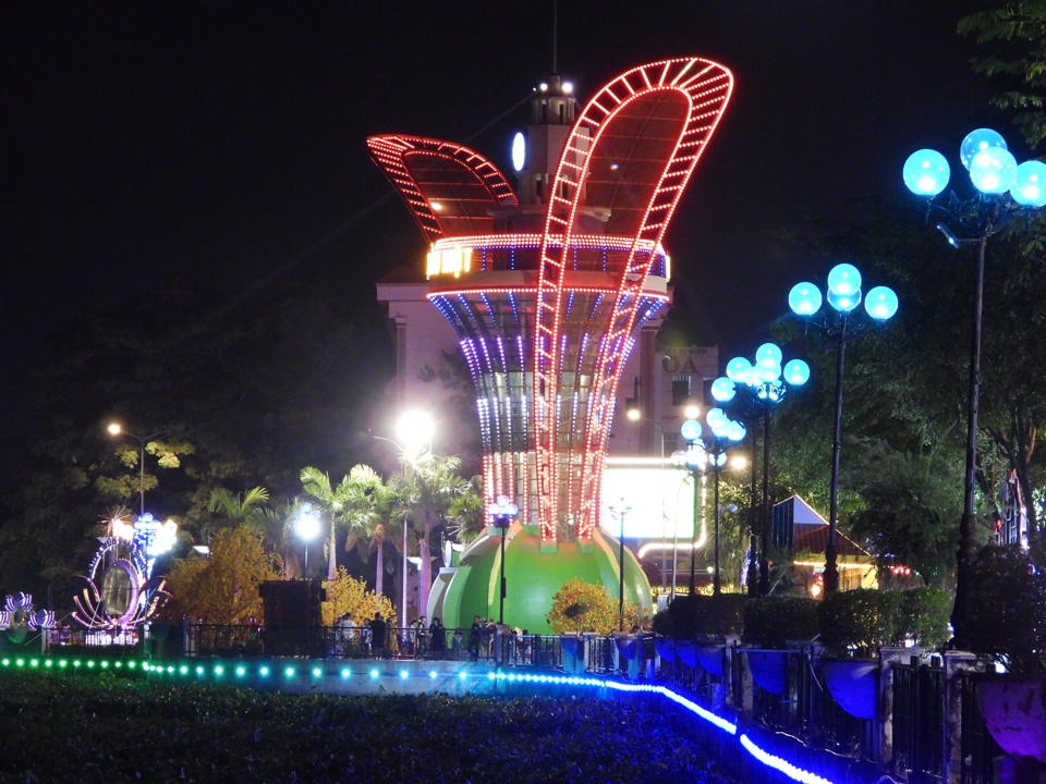 Dans la rue piétonne Bach Dang (quartier de Phu Cuong), à partir de 20 heures le 28 janvier, les gens se sont rassemblés pour se promener et prendre des nouvelles de leurs proches et amis.