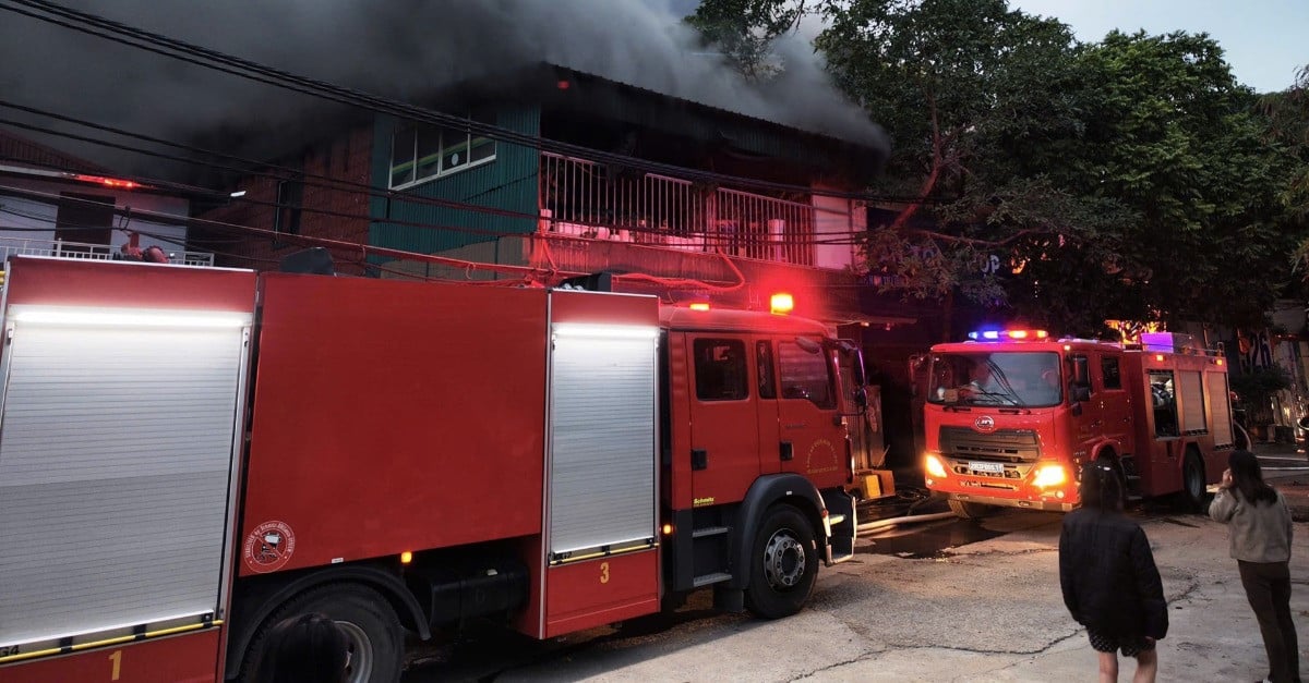 Am Morgen des 29. Neujahrsfestes bricht in einer Reihe von Autowerkstätten und Möbelgeschäften in Hanoi ein Feuer aus.