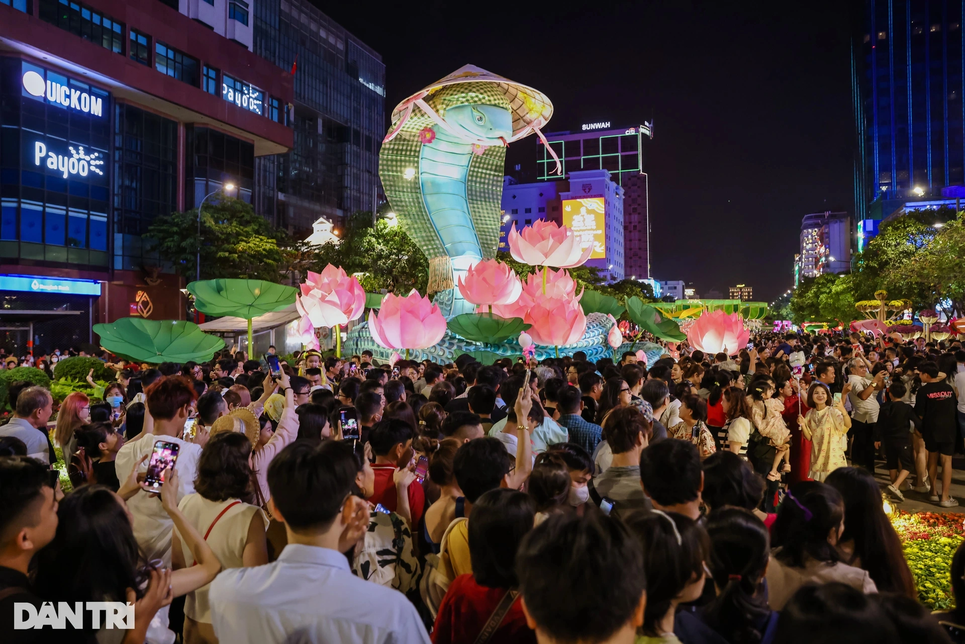 Une mer de monde se bousculait pour voir la mascotte serpent de 50 m de long dans la rue fleurie Nguyen Hue