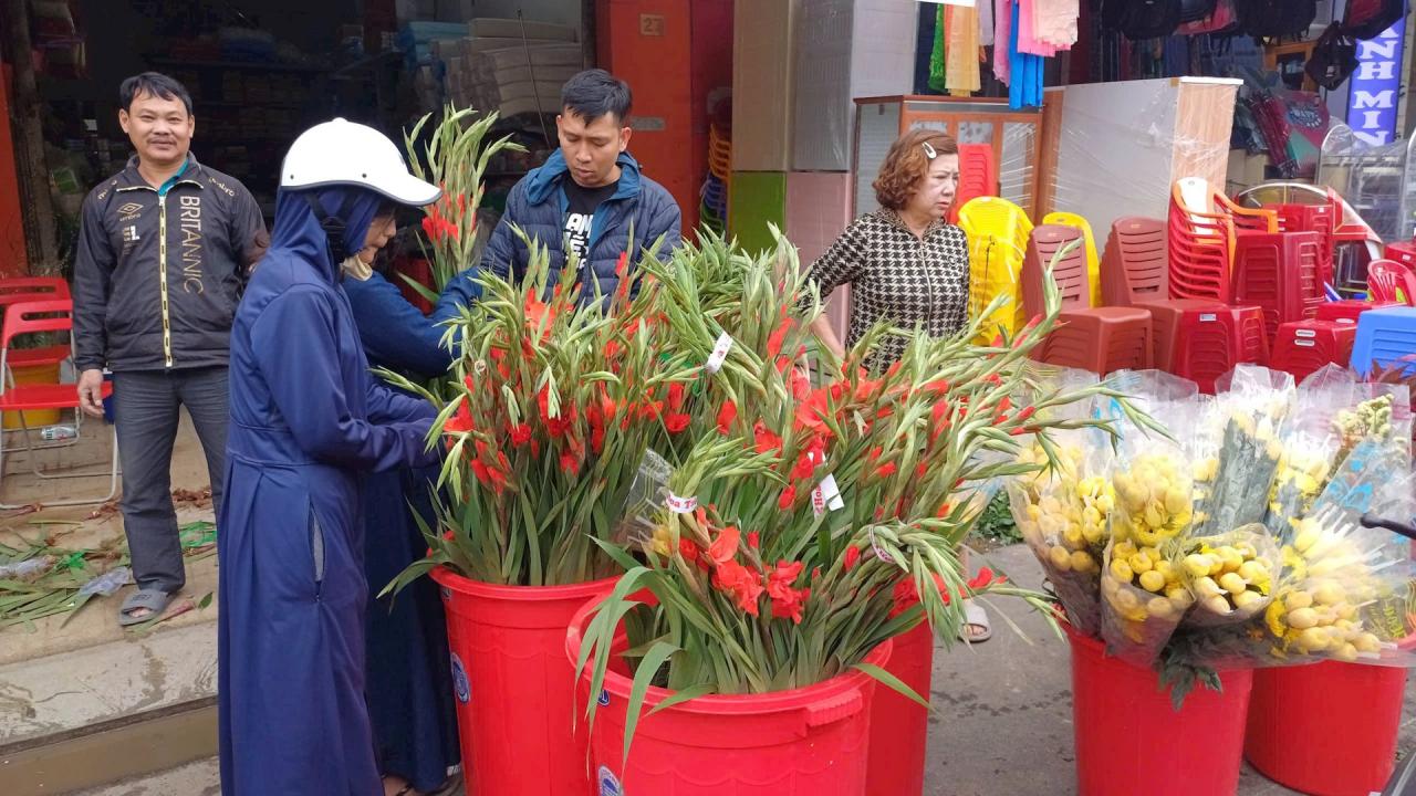 Small traders simultaneously sell off Tet flowers to save capital