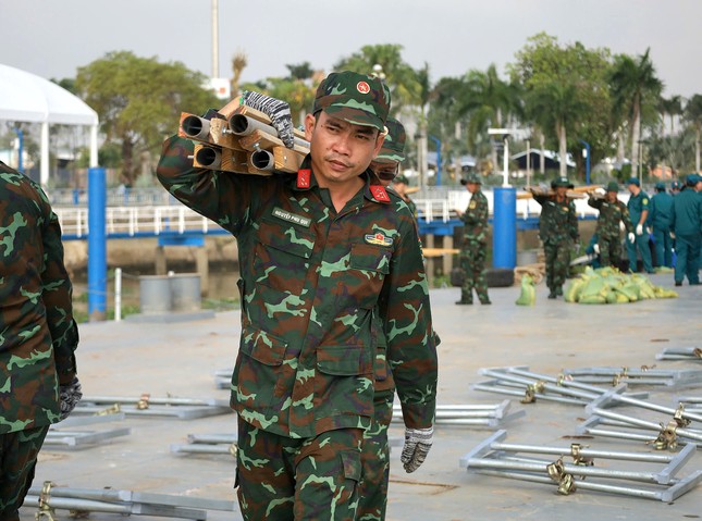 Cận cảnh trận địa pháo hoa trên sà lan trước giờ khai hỏa ảnh 9