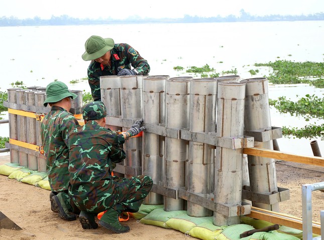 Cận cảnh trận địa pháo hoa trên sà lan trước giờ khai hỏa ảnh 8
