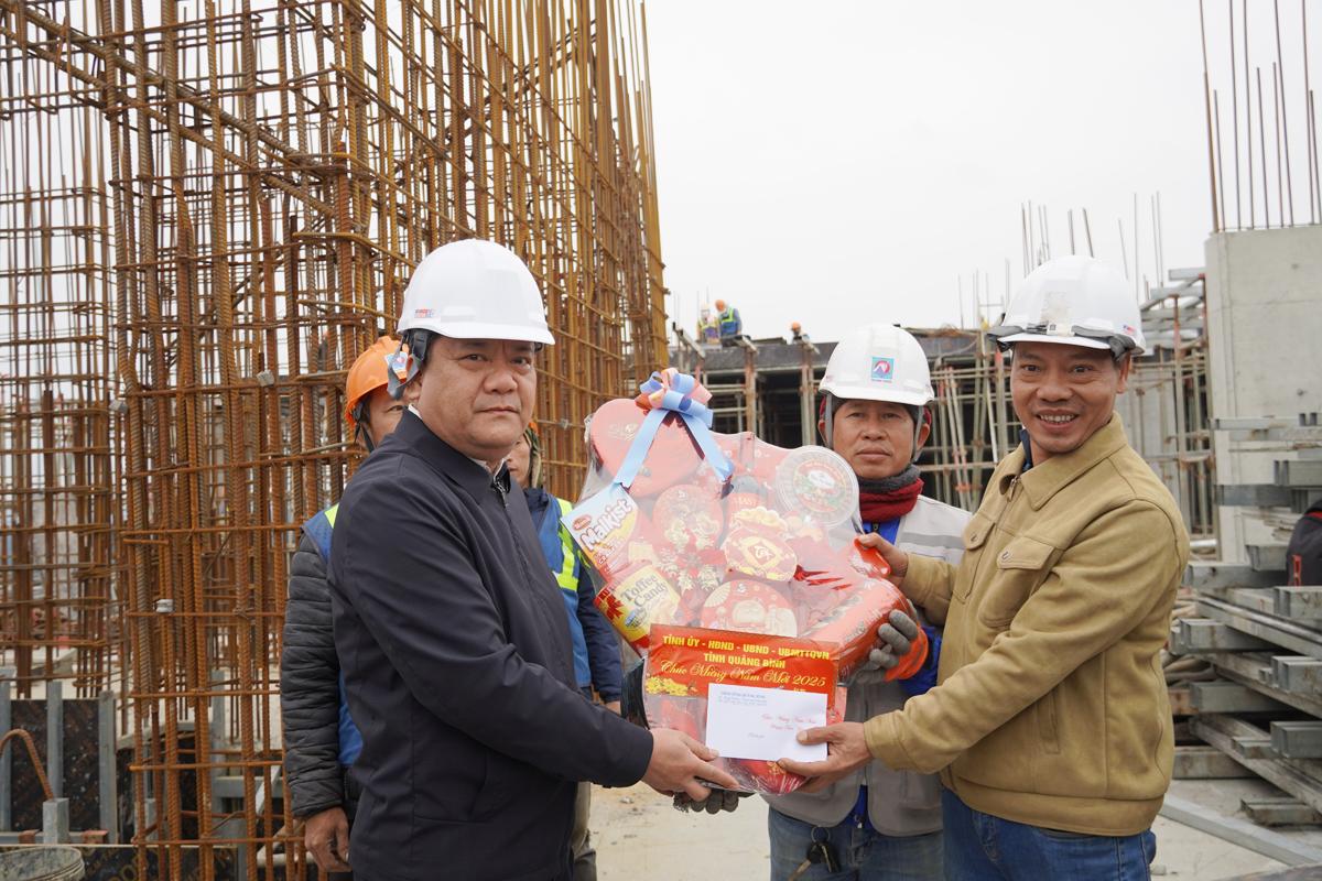 Le président du Comité populaire provincial, Tran Phong, a visité et encouragé les travailleurs sur le chantier de construction pendant le Nouvel An lunaire de Ty 2025.