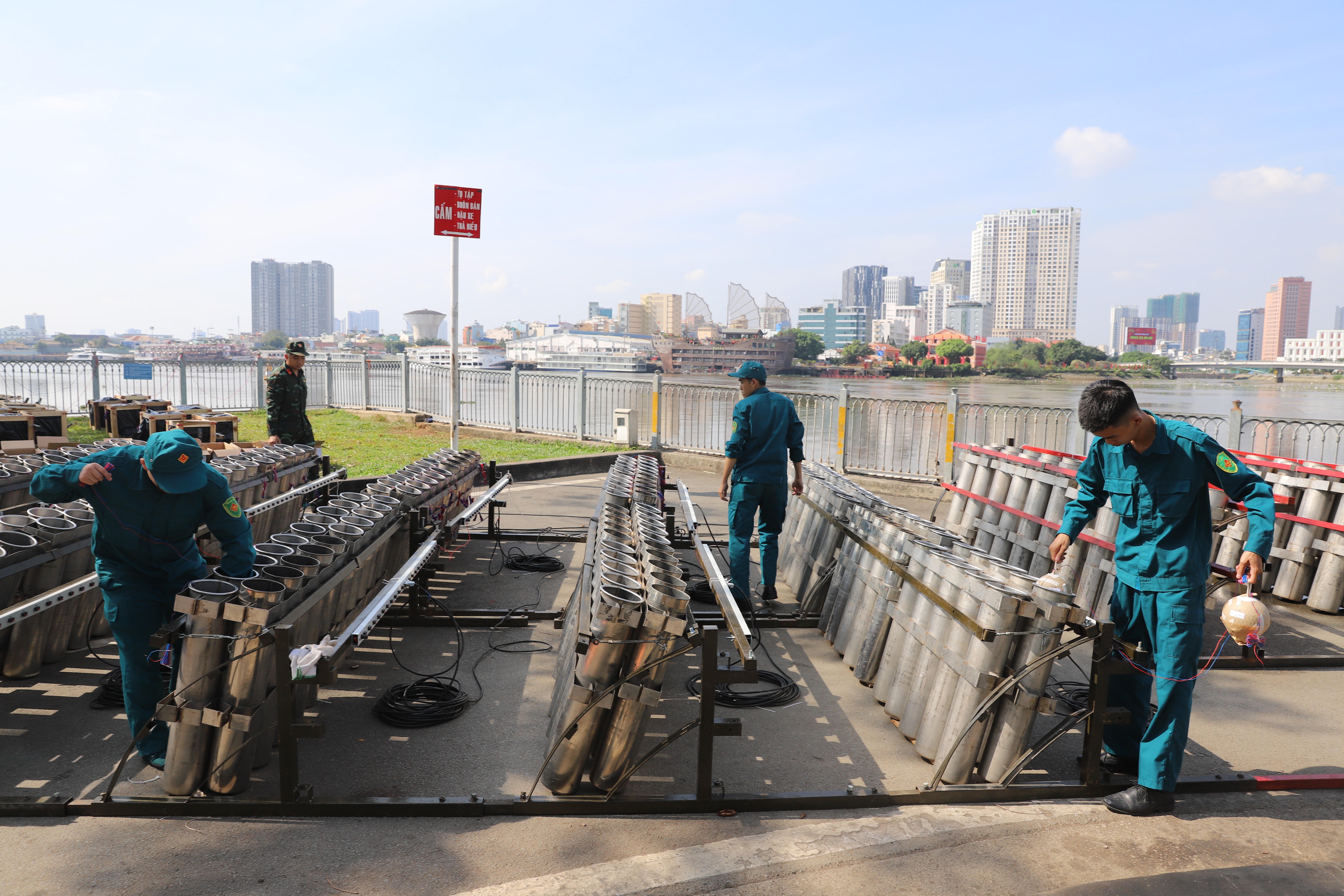 TP.HCM: Trận địa pháo hoa sẵn sàng khai hỏa đón năm mới Ất Tỵ 2025- Ảnh 17.