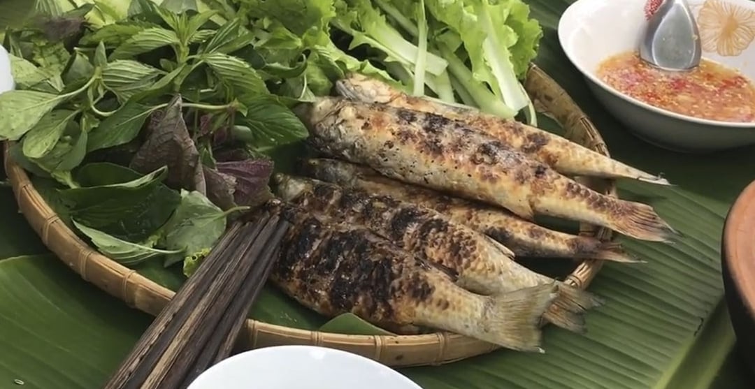 Chỉ cần bỏ loại bột trắng vào chai, không cần lưỡi, người dân bên sông Cà Ty vẫn câu được cá ngon - Ảnh 4.
