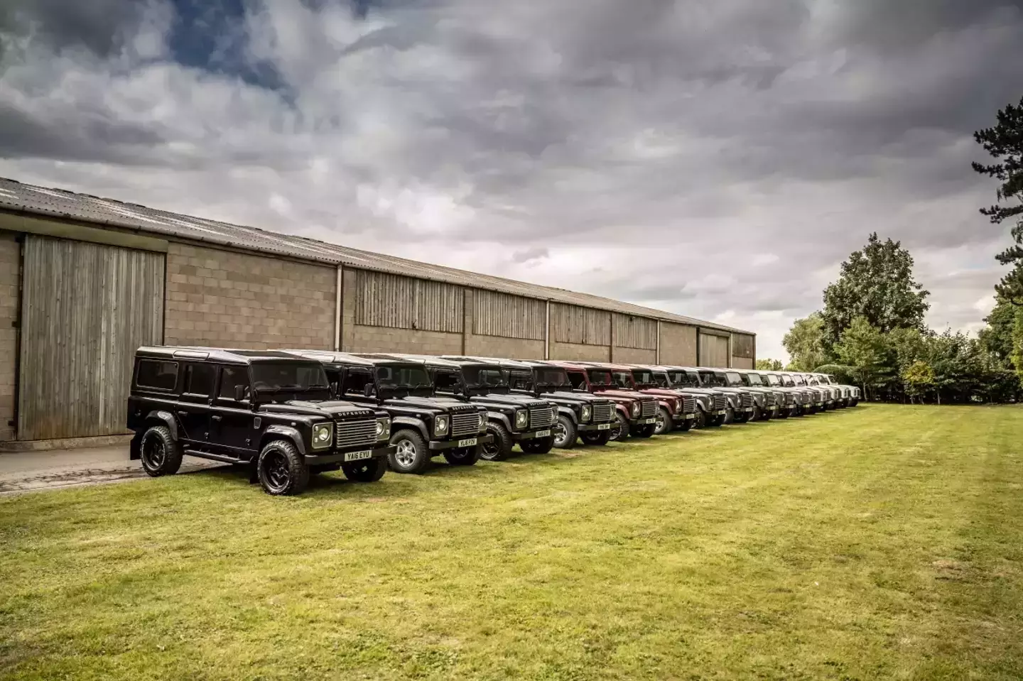 Người đàn ông từng chơi lớn tậu cùng lúc 200 chiếc Land Rover Defender về 'bỏ kho' vào năm 2015 ra sao sau 10 năm? - Ảnh 2.