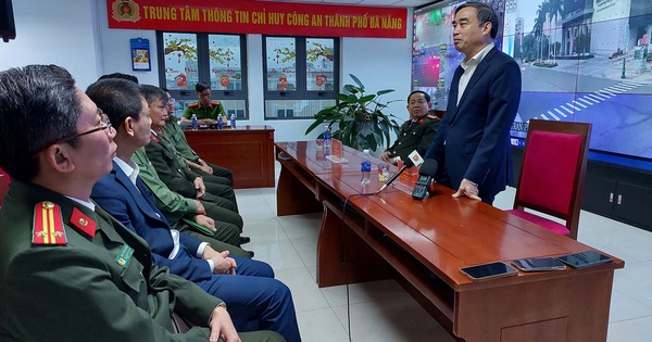 El presidente del Comité Popular de la ciudad de Da Nang visitó y alentó a las fuerzas de servicio en la víspera de Año Nuevo