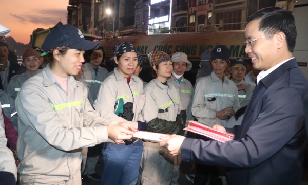 Der Vorsitzende des Volkskomitees der Provinz, Pham Duc An, wünscht den in der Stadt Ha Long im Einsatz befindlichen Einheiten ein frohes neues Jahr.