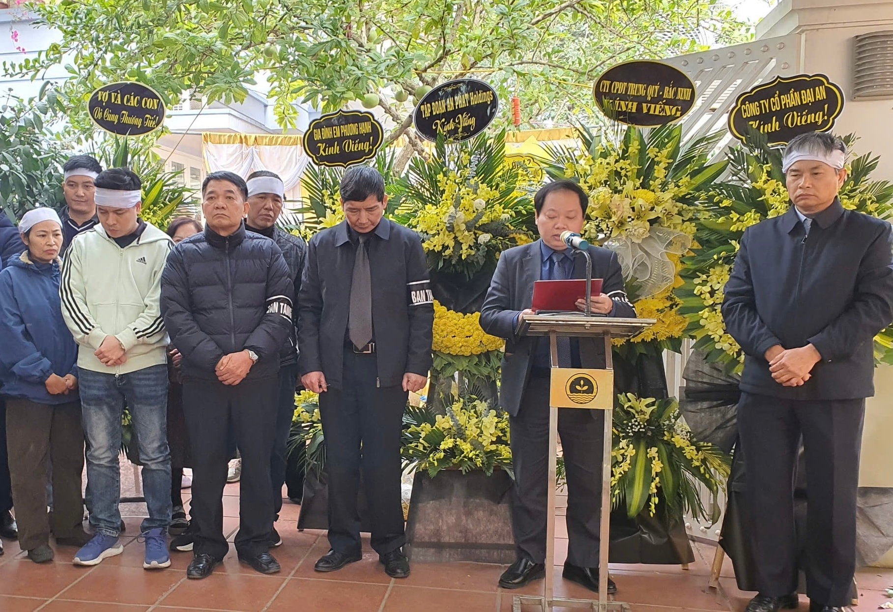 The Funeral Organizing Committee and the family of comrade Nguyen Van Thai send their thanks.