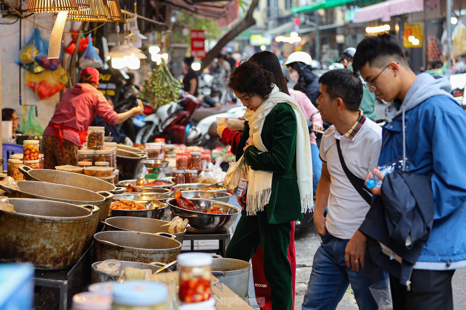 Die Einwohner von Hanoi geben am Morgen des 29. Tet-Festes eine halbe Million Dong aus, um auf dem „Markt der Reichen“ Hühner mit Rosen im Maul zu kaufen. Foto 13