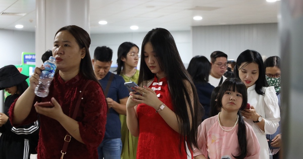 Bustling Tet atmosphere at Ben Thanh metro station No. 1