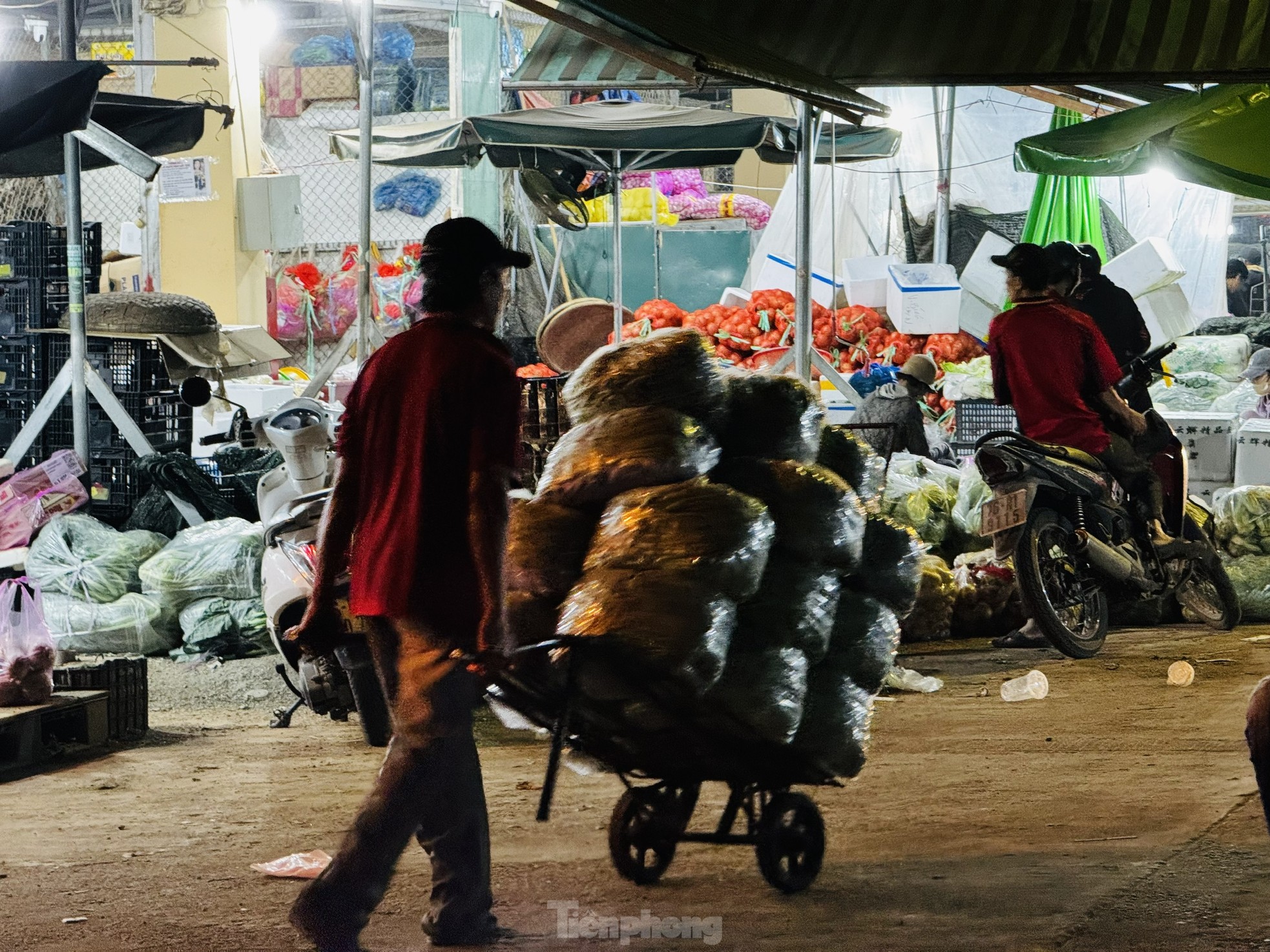 'Cửu vạn' vất vả mưu sinh trong những ngày cuối cùng của năm ảnh 10