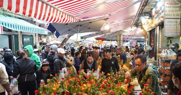 Die Einwohner von Hanoi geben am Morgen des 29. Tet-Festes eine halbe Million Dong aus, um auf dem „Markt der Reichen“ Hühnchen mit Rose im Mund zu kaufen.