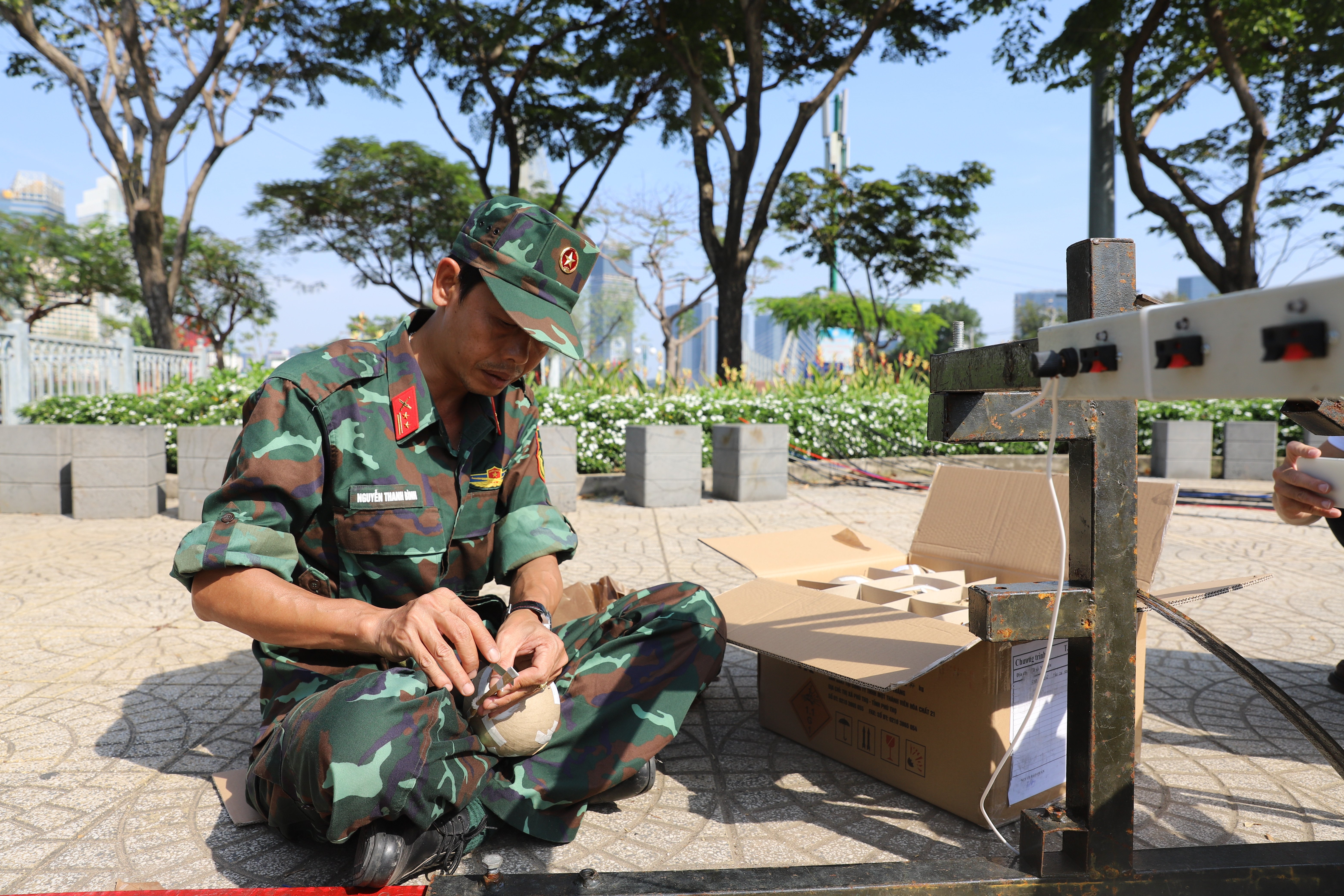 TP.HCM: Trận địa pháo hoa sẵn sàng khai hỏa đón năm mới Ất Tỵ 2025- Ảnh 5.