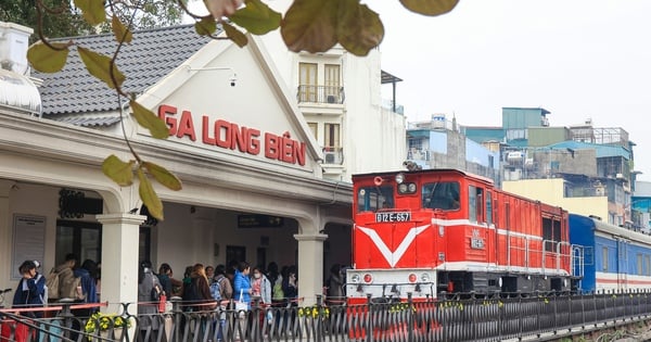 รถไฟหลายขบวนวิ่งผ่านเทศกาลตรุษจีนเพื่อให้บริการนักท่องเที่ยวในฤดูใบไม้ผลิ