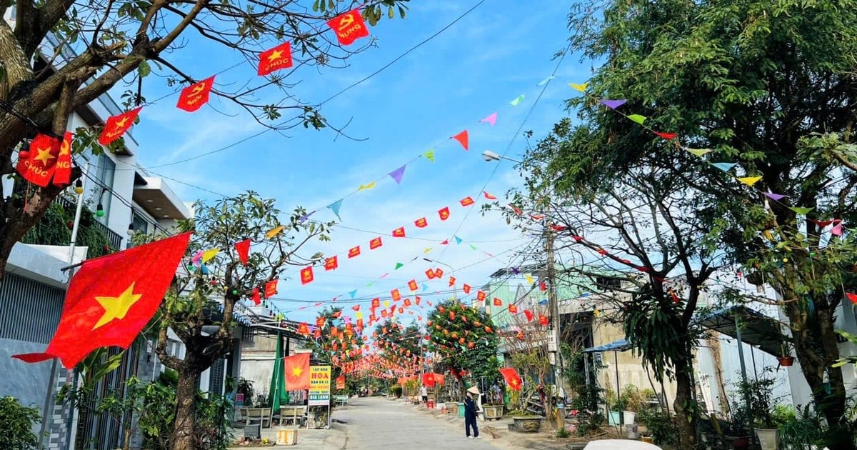 ក្វាងណាមមានភាពត្រចះត្រចង់ជាមួយនឹងទង់ជាតិ និងផ្កាដើម្បីស្វាគមន៍ឆ្នាំថ្មី។