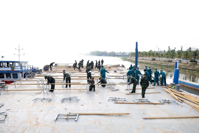 Cận cảnh trận địa pháo hoa trên sà lan trước giờ khai hỏa ảnh 4