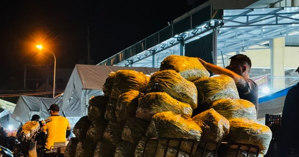 Los 'porteadores' luchan por ganarse la vida en los últimos días del año