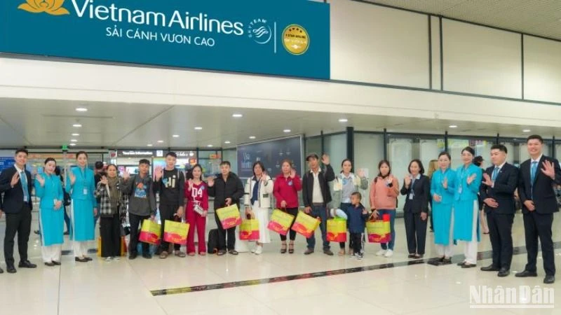 450 travailleurs ont été aidés à rentrer chez eux pour le Têt à bord d'un vol de Vietnam Airlines